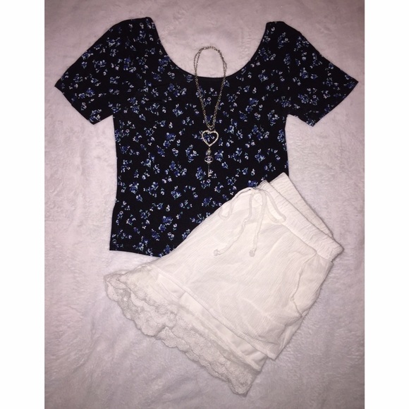 Cute black crop top w/ blue floral print 💞✨