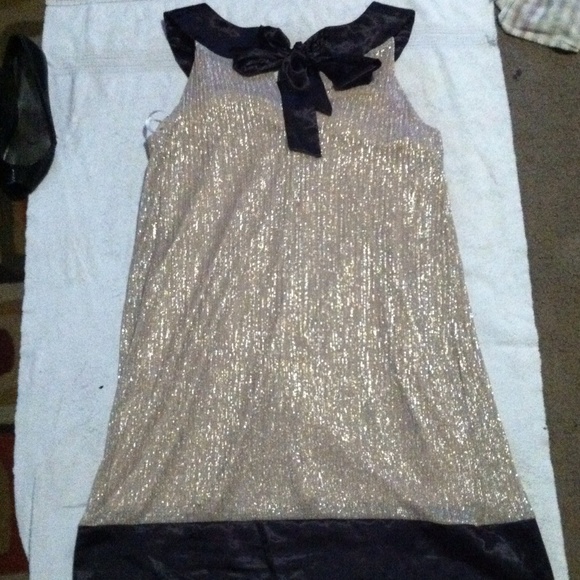 Gold glittery trapease dress . - Picture 2 of 4
