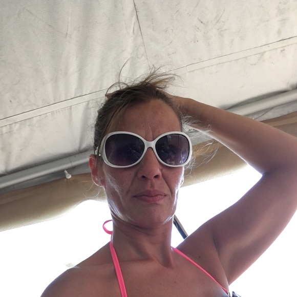 Meet your Posher, Karrie - Picture 2 of 2