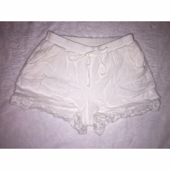 Cute white shorts w/ lace 💞✨