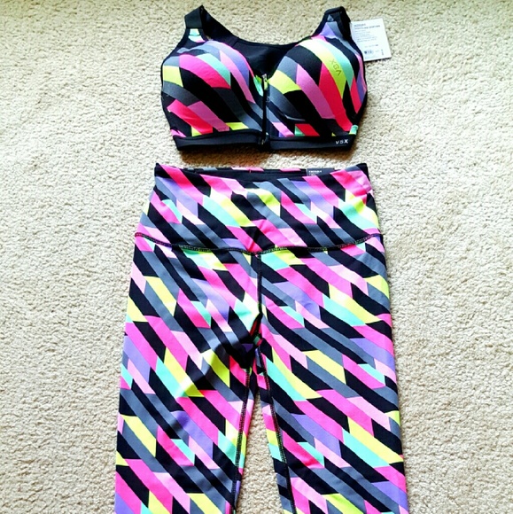 Nwt victoria secret 32DD front close sports bra