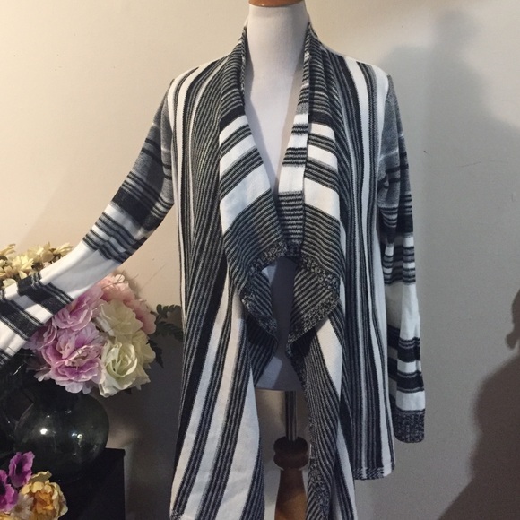 Sweaters - ❗️lowest price❗️Waterfall cardigan