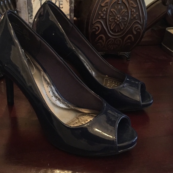 Navy blue heels never worn. New! Great shoes!