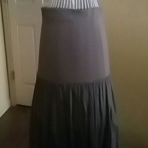 Beautiful taupe skirt - Picture 2 of 4