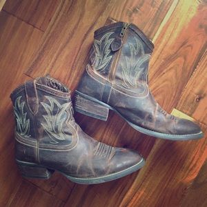 Beautiful short Ariat boots