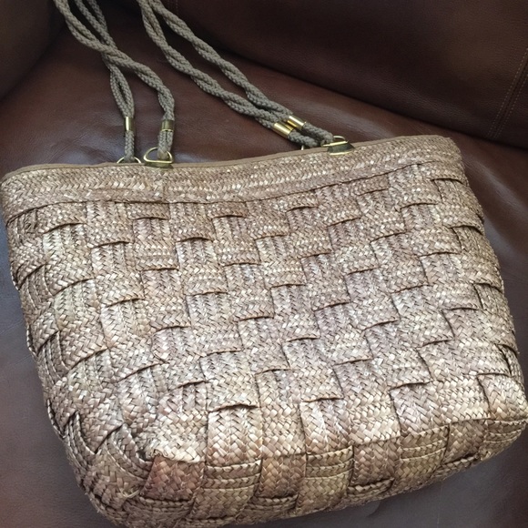 Woven gold bag / tote. Great for pool, beachtravel - Picture 1 of 4