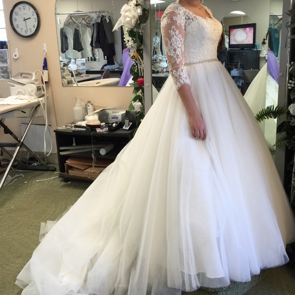 Wedding dress - Picture 2 of 4