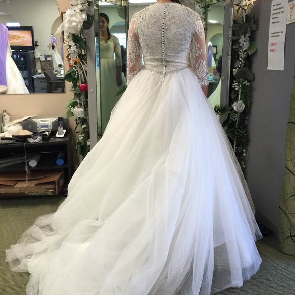 Wedding dress - Picture 3 of 4