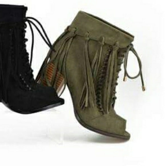 Size 9 ๐คOLIVE Tassel Fringe Cuff Lace up bootie - Picture 3 of 4