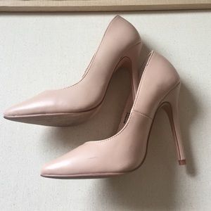 Nude pointed pumps