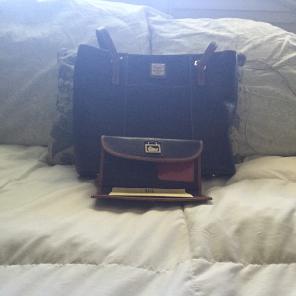 Dooney & Bourke - Picture 3 of 4