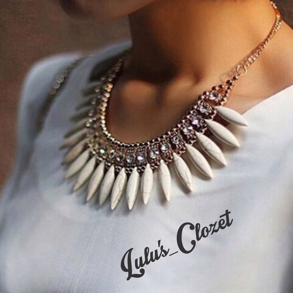 🆕Crystal Pendant Chunky Boho Necklace🆕