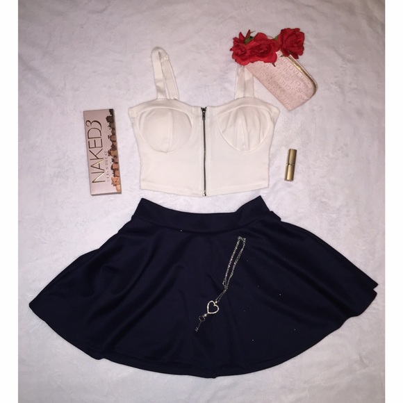 Cute white zippered crop top 💞✨