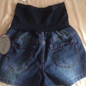Maternity Shorts. New with tag