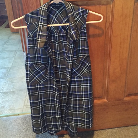 Sleevles button down shirt.