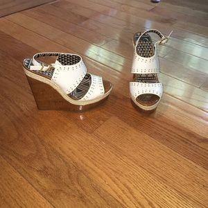 Jessica Simpson gold embellished wedges sz 7.5 💖
