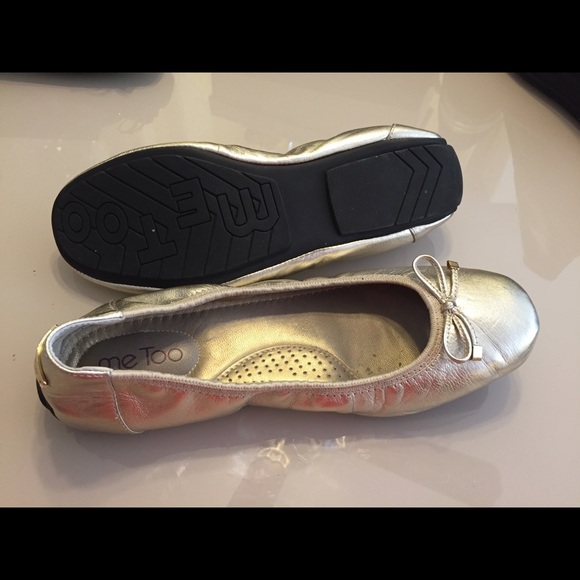 Lovely metallic flats, worn only a few time