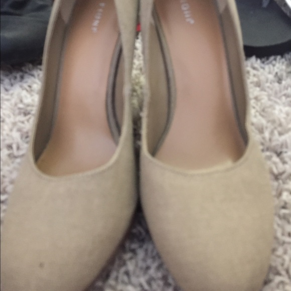 Tan pumps - Picture 1 of 3