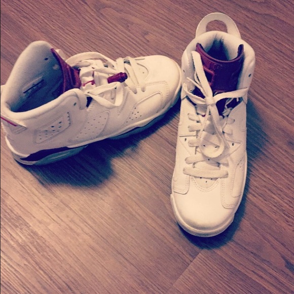 Jordan 6s maroon size 4