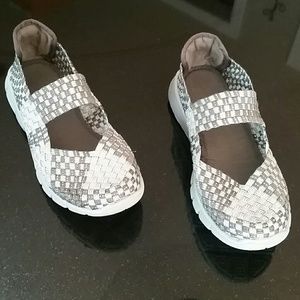 Sketcher-like sneakers