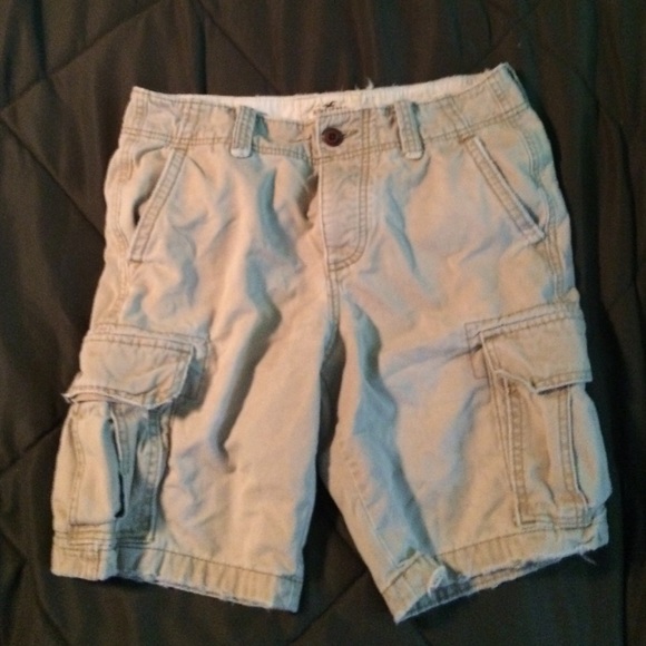 TWO PAIRS OF LIGHT AND DARK KHAKI SHORTS HOLLISTER
