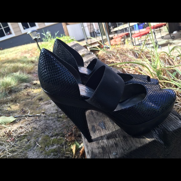 8 1/2 Jessica Simpson Black Heels - Picture 2 of 2
