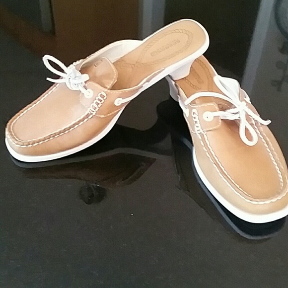 Sperry top side slip on with a tiny heal!