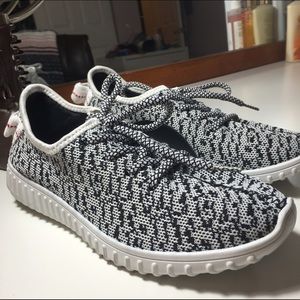 Tennis Shoes / Sneakers