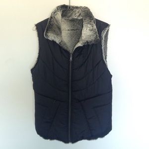 Reversible black puffer vest with faux fur