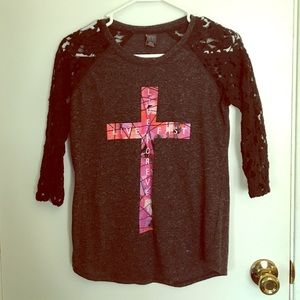 Mid sleeve length graphic tee