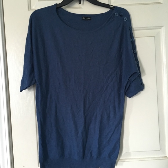 🚫 SOLD 🚫 blue top with buttons on sleeve - Picture 1 of 4