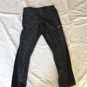 NIKE PRINTED CROPPED LEGGINGS