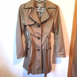 Trench coat with black trim