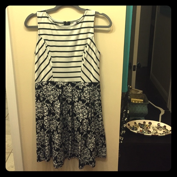 Xhilaration black & white contrast pleated dress