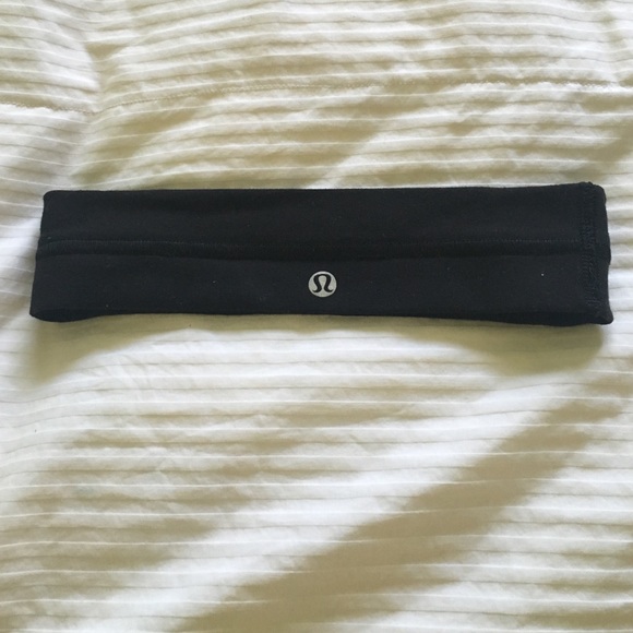 Black Lululemon headband.