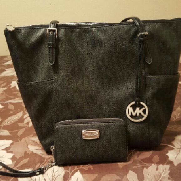 Michael Kors Handbags - Michael Kors jet set black purse w wallet