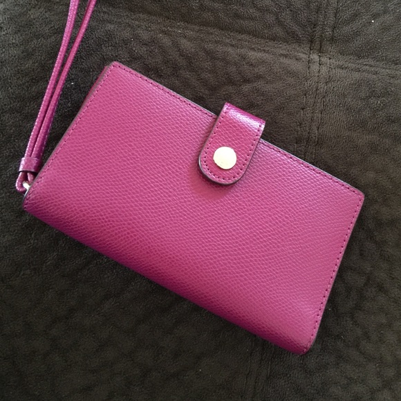 Coach Handbags - Host pick 🎉Coach fuchsia phone holding wristlet