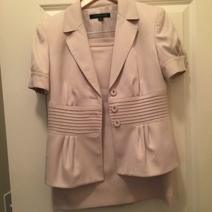 Beautiful cream Anne Klein shirt suit - size 6