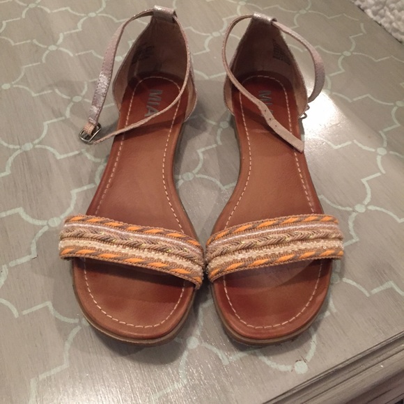 ⭐️FLASH SALE⭐️MIA metallic boho sandals - sz 8 - Picture 1 of 3