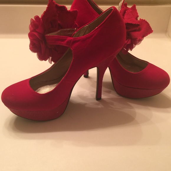 Qupid Red Platforms Size 9