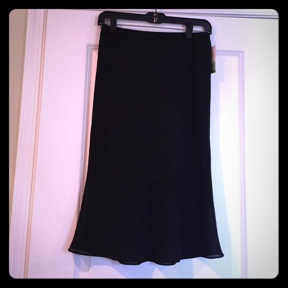 Black skirt with elastic waist