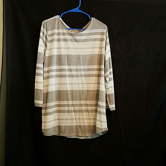 Gray and white pinhole lace top!