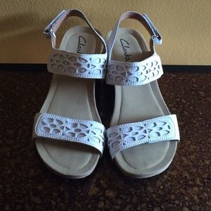 Clarks Bendables, 6.5W, White Wedge Sandals