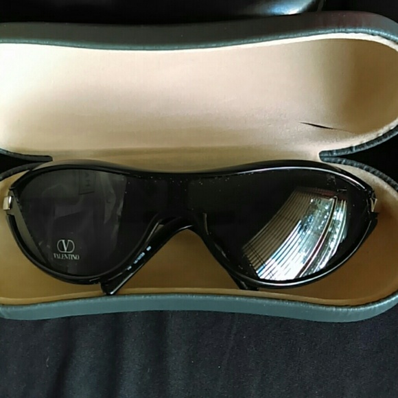 Valentino Accessories - 🎵HP 2001Authentic Valentino Sunglasses NWOT