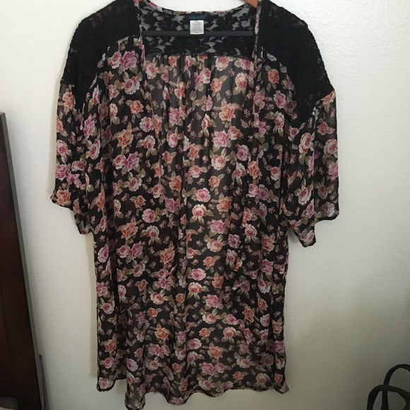 WallpapHER Roses Long Kimono With Black Lace