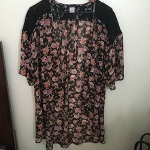 WallpapHER Roses Long Kimono With Black Lace