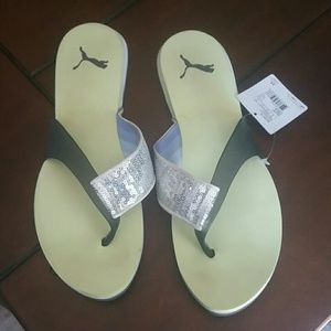 NWT puma silver gray/black flip flops