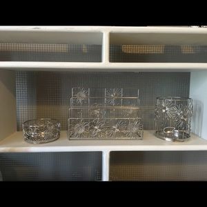 Flower wired desk set.