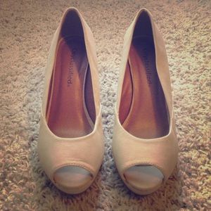 Peep toe wedge