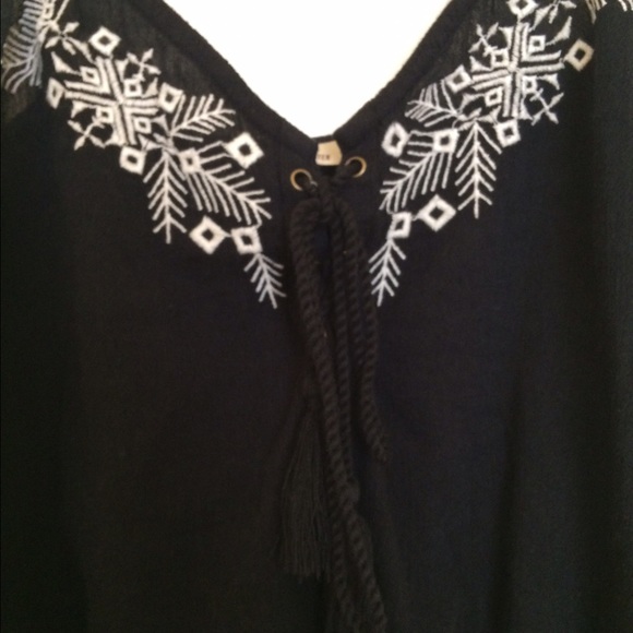 Hollister Embroidered navy tank top - Picture 2 of 3